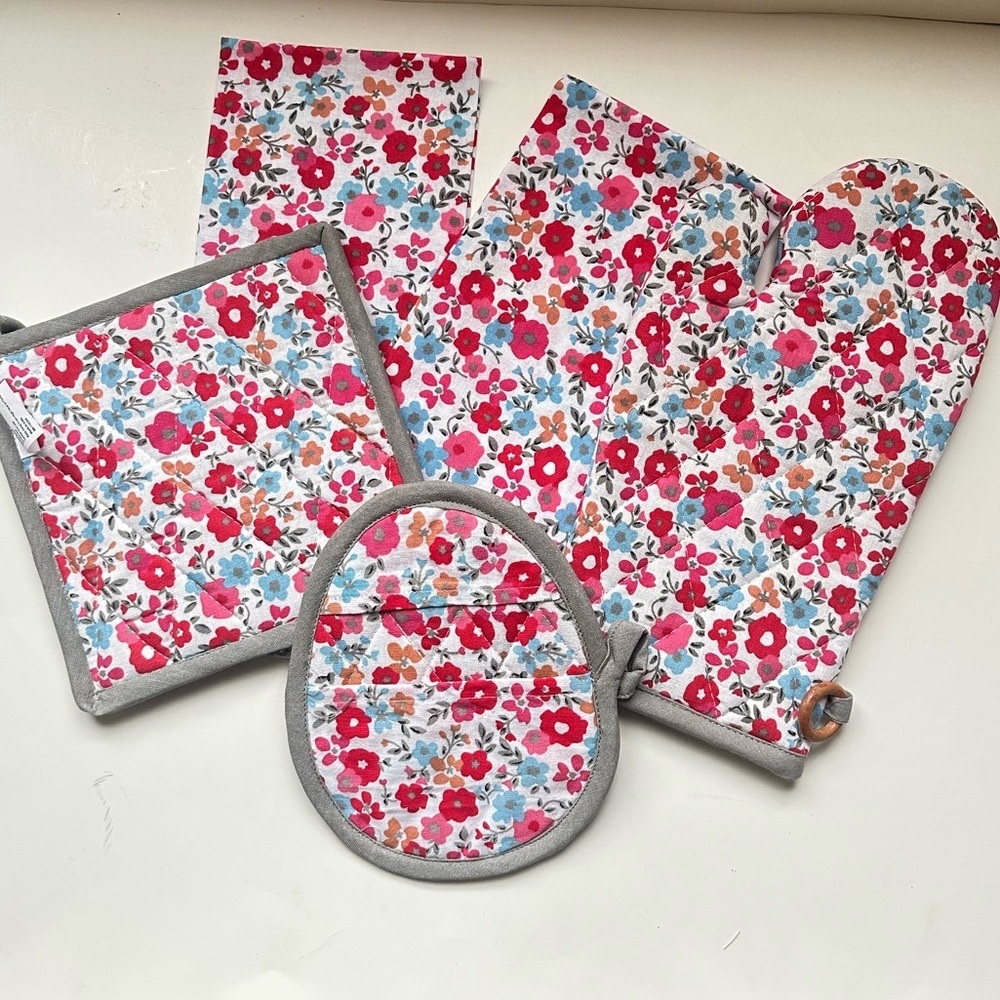 NWT Gold Coast 5 Piece Pink and Blue Kitchen Linens with Floral Design